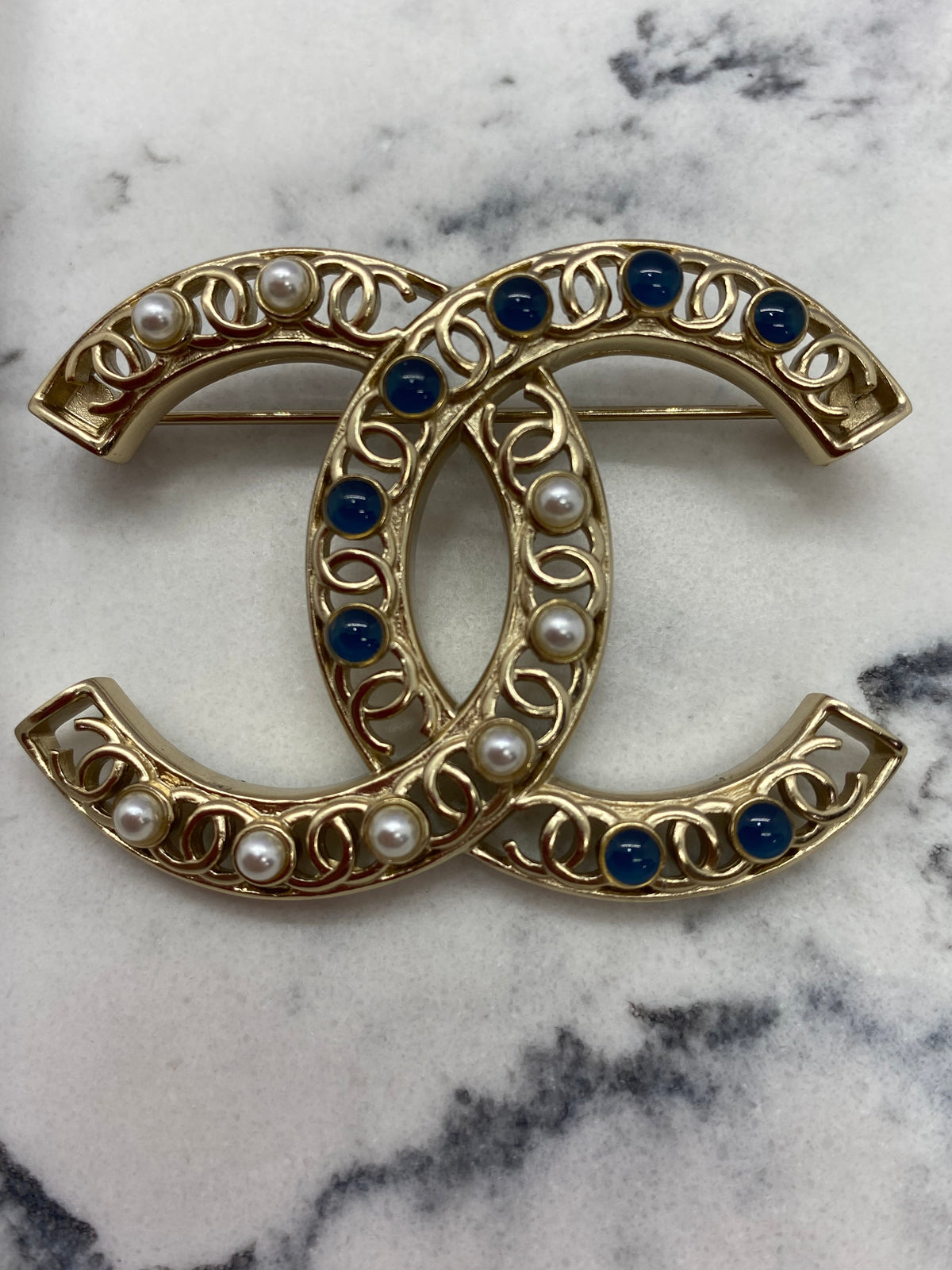 CHANEL CC Pearl Trim Brooch Pin - Pre owned