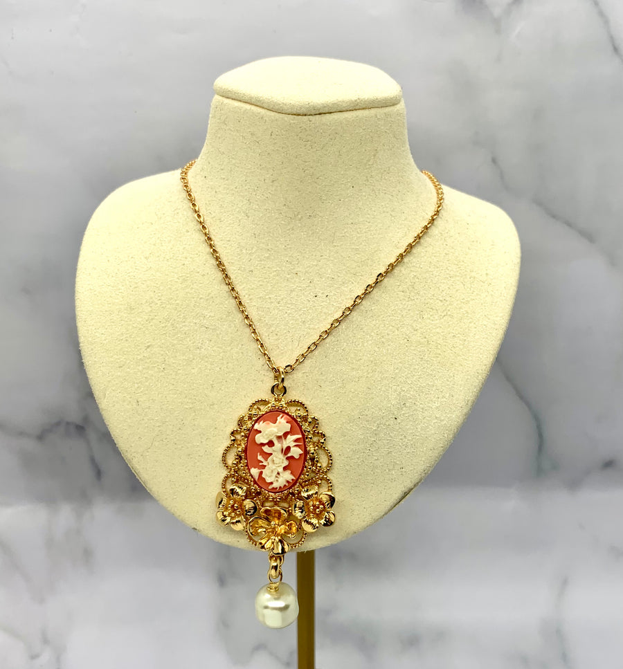 D&G Gold-tone floral cameo pendant necklace - Pre owned / KS4641