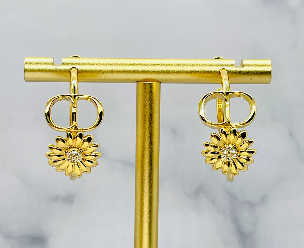 CHRISTIAN DIOR CD Gold Tone Daisy Hoop Earrings - Pre-Owned — 4