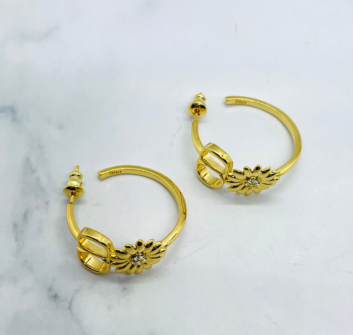 CHRISTIAN DIOR CD Gold Tone Daisy Hoop Earrings - Pre-Owned — 6