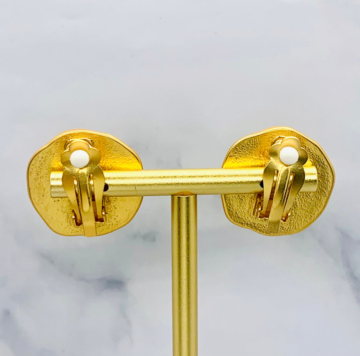 CHANEL CC Vintage Gold Seal Clip On Earrings - Pre-Owned — 7