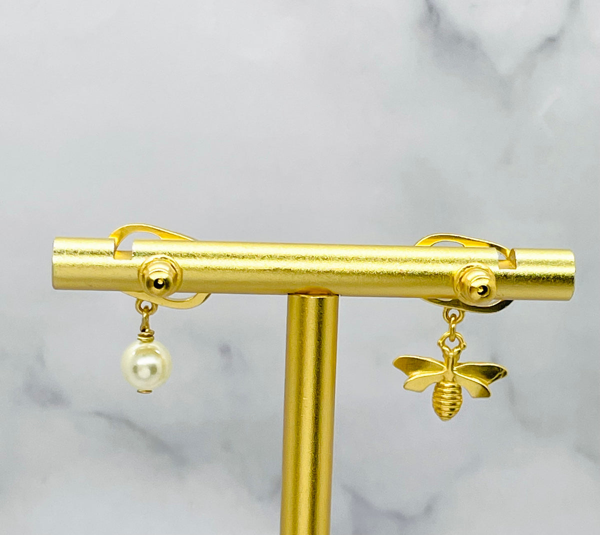 CHRISTIAN DIOR CD Bee & Pearl Asymmetric Earrings - Pre-Owned — 2