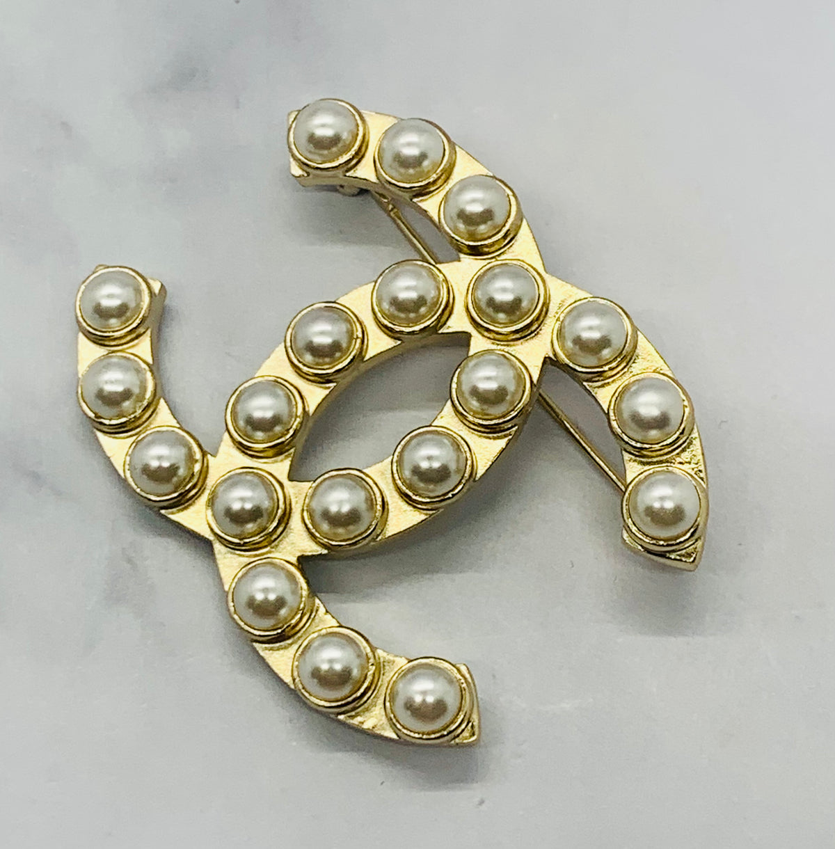 CHANEL CC Gold Tone Pearl Trim Brooch Pin - Pre owned