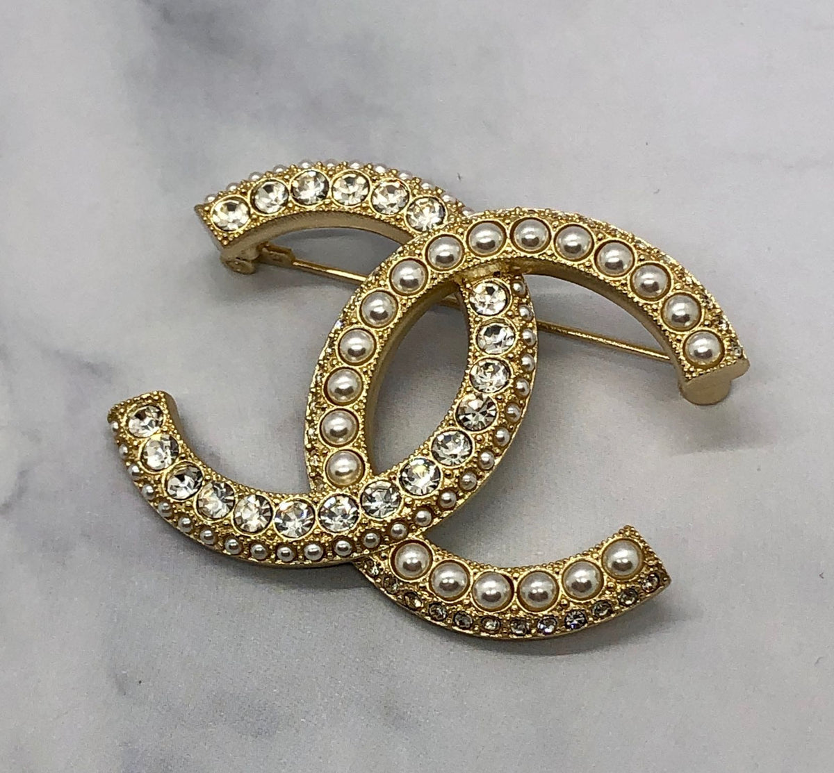 CHANEL CC Rhinestone & Pearl Brooch Pin - Pre owned