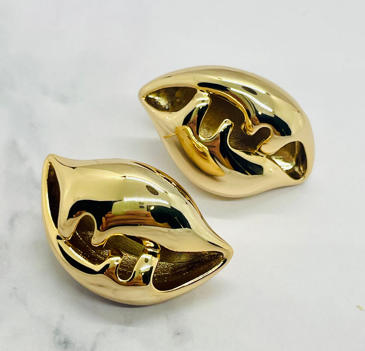 FENDI Shell Shaped Gold Tone Earrings - Pre owned