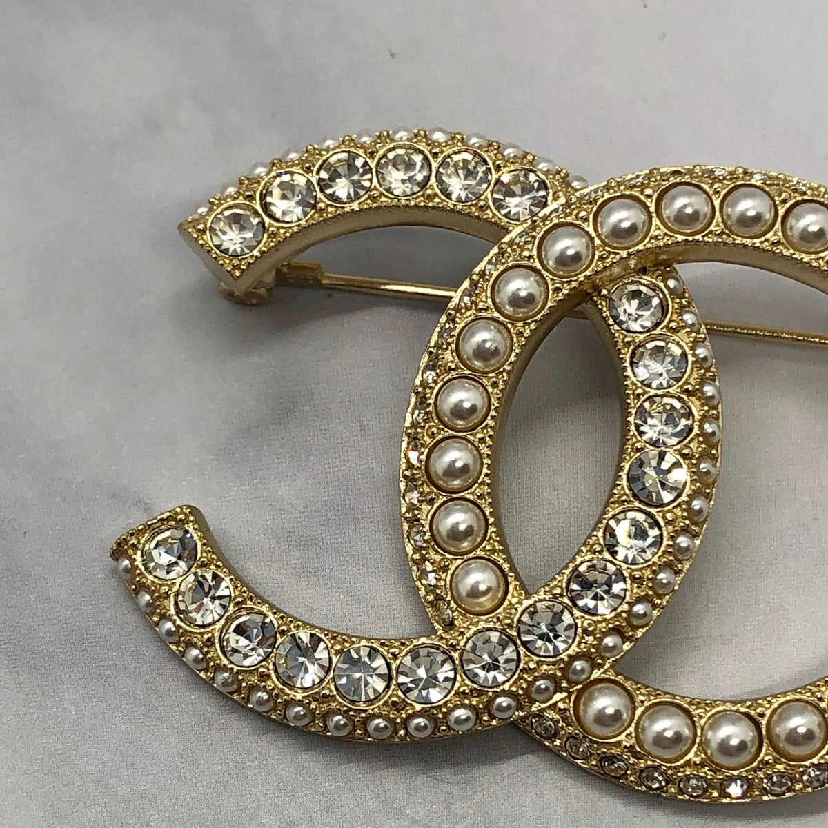 CHANEL CC Rhinestone & Pearl Brooch Pin - Pre owned