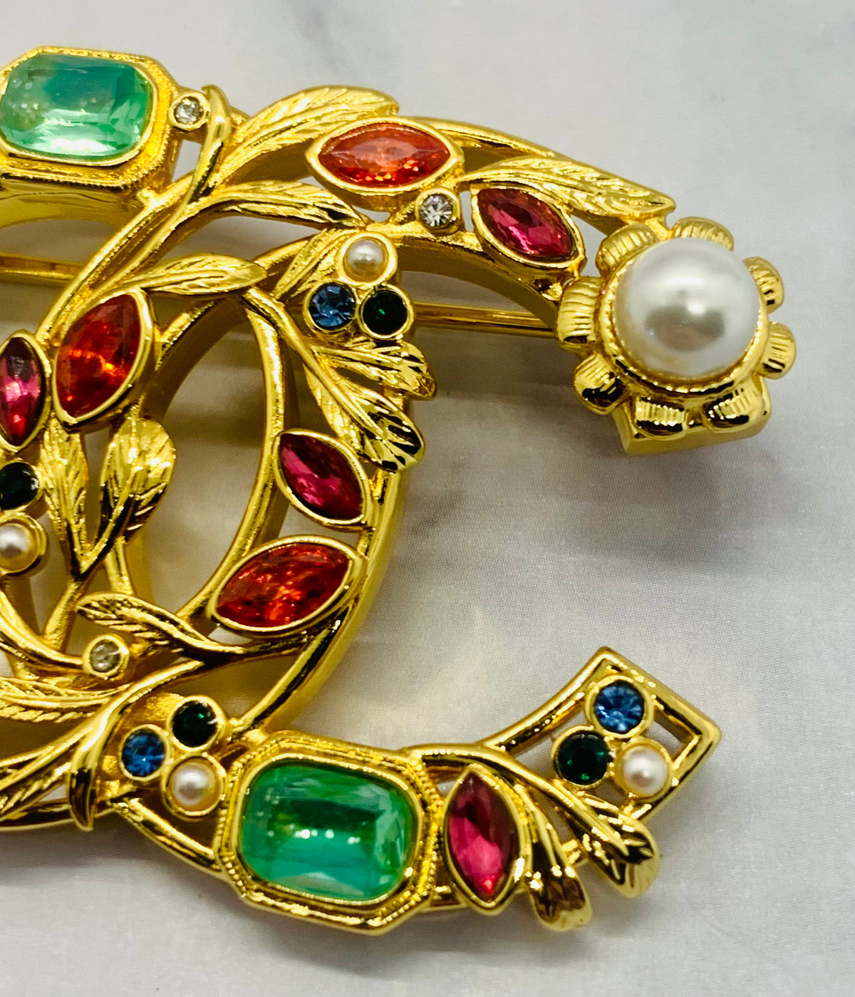 CHANEL CC Rhinestone Brooch Pin - Pre owned