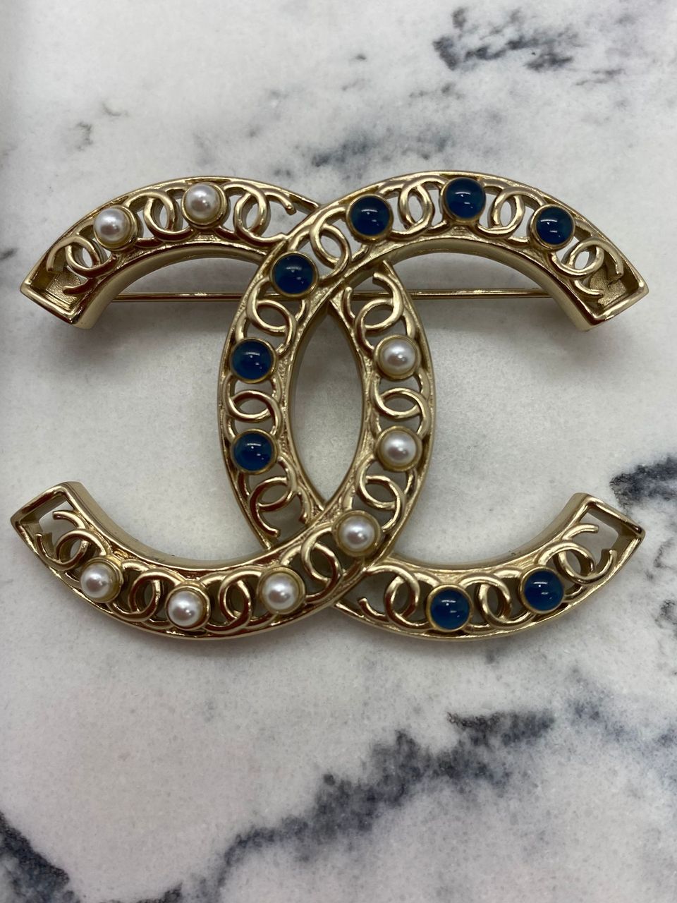 CHANEL CC Blue & Pearl Trim Brooch Pin - Pre owned