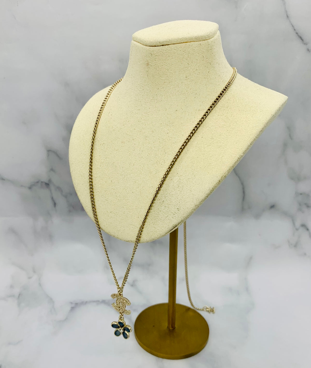 CHANEL CC 2017 Flower Pendant Necklace - Pre owned