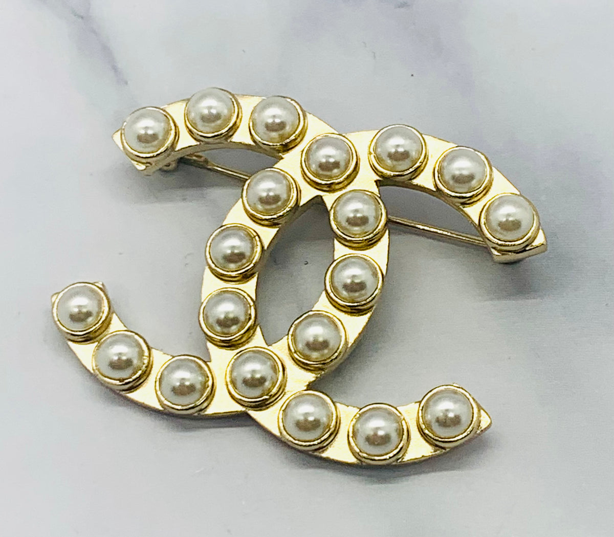 CHANEL CC Gold Tone Pearl Trim Brooch Pin - Pre owned
