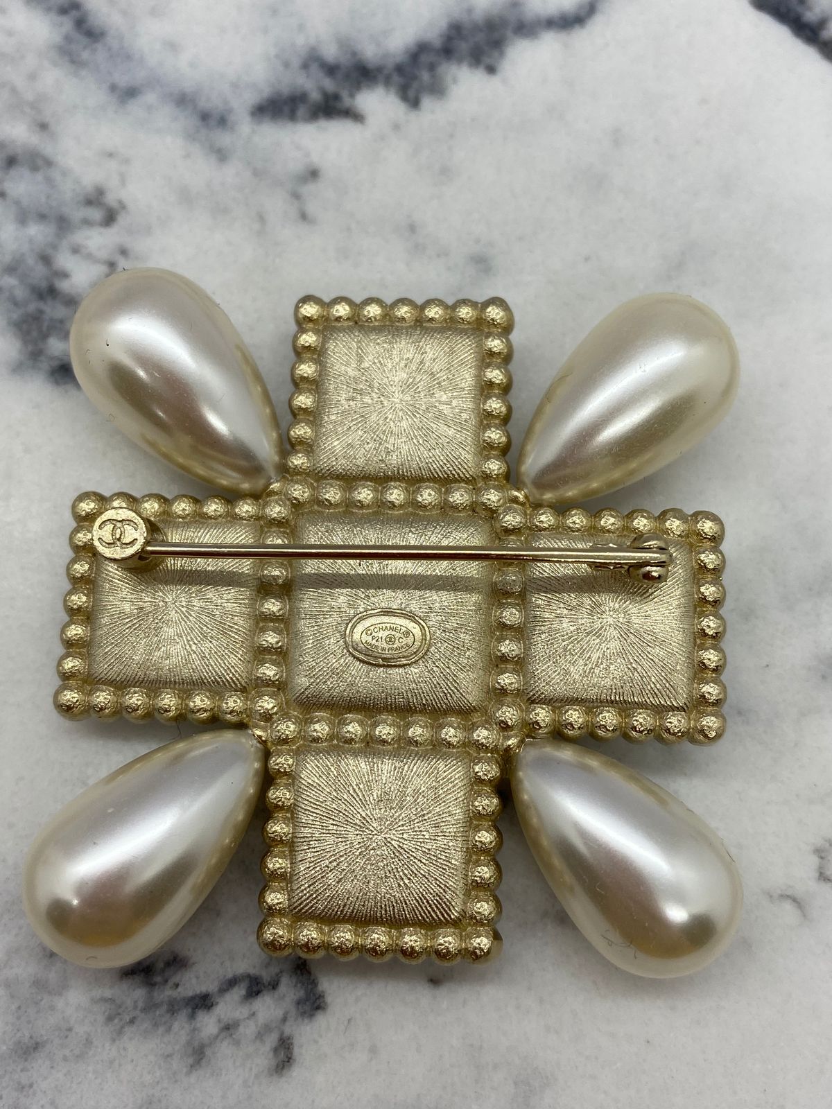 Auth CHANEL CC Pearl Trim Cross Shaped Brooch Pin - Pre owned