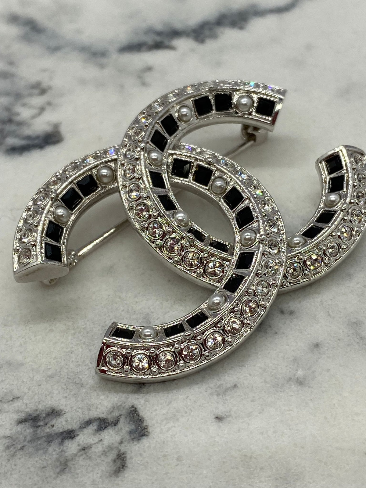 CHANEL CC Silver Tone Rhinestone Pearl Trim Brooch Pin - Pre owned