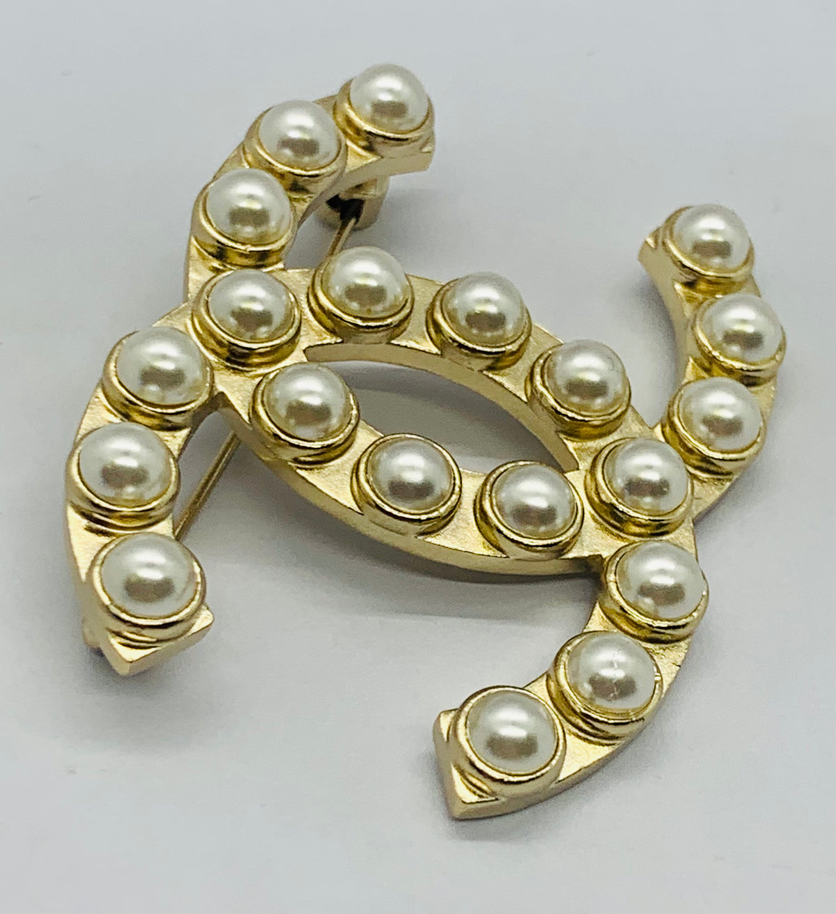 CHANEL CC Gold Tone Pearl Trim Brooch Pin - Pre owned