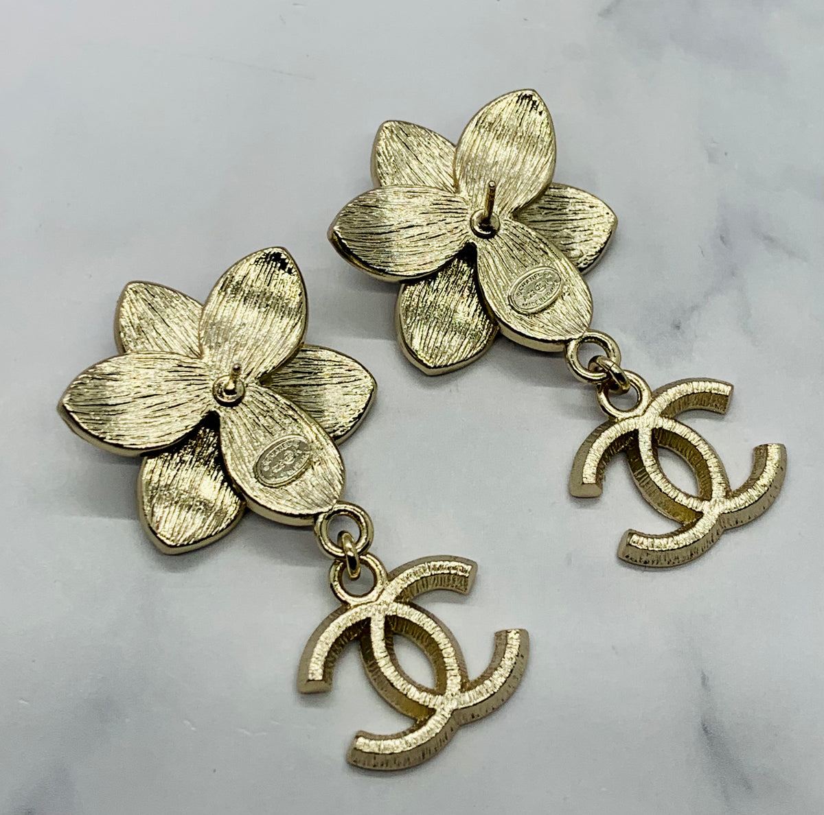 CHANEL CC Flower Pendant Earrings - Pre owned