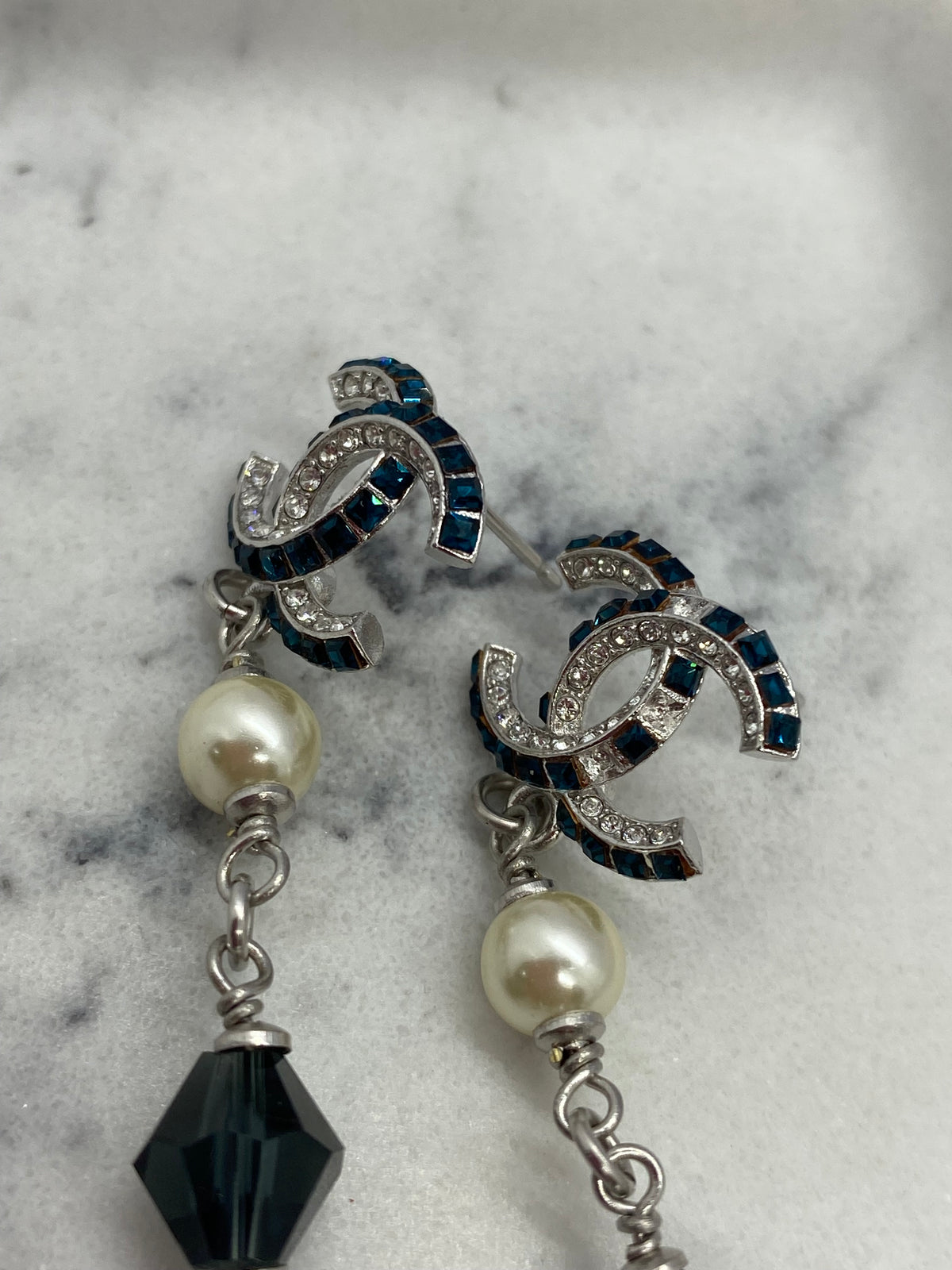 CHANEL CC 2019 Rhinestone Pendant Earrings - USED