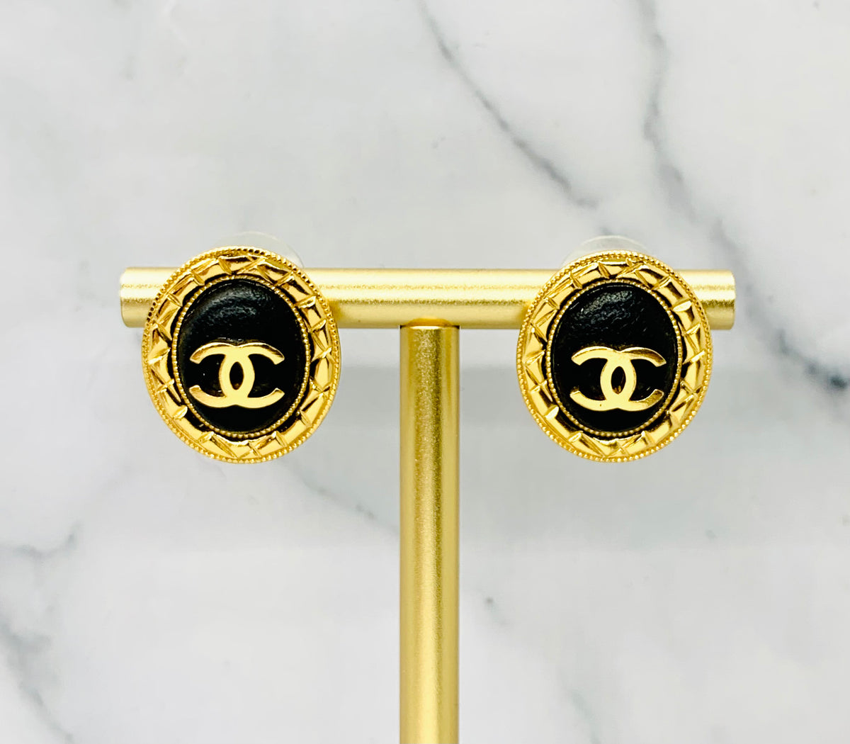 CHANEL CC Black Oval Earrings - Pre owned