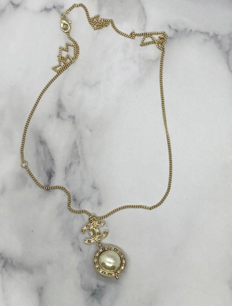 CHANEL CC Rotating Pearl Pendant Necklace - Pre owned