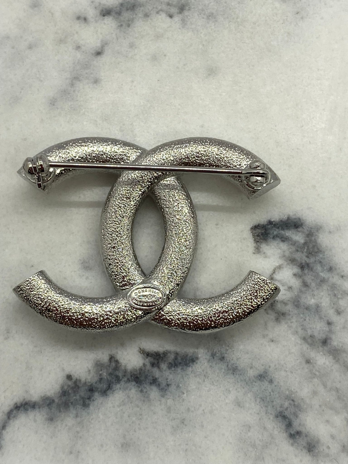 CHANEL CC Silver Tone Pearl Trim Brooch - Pre owned