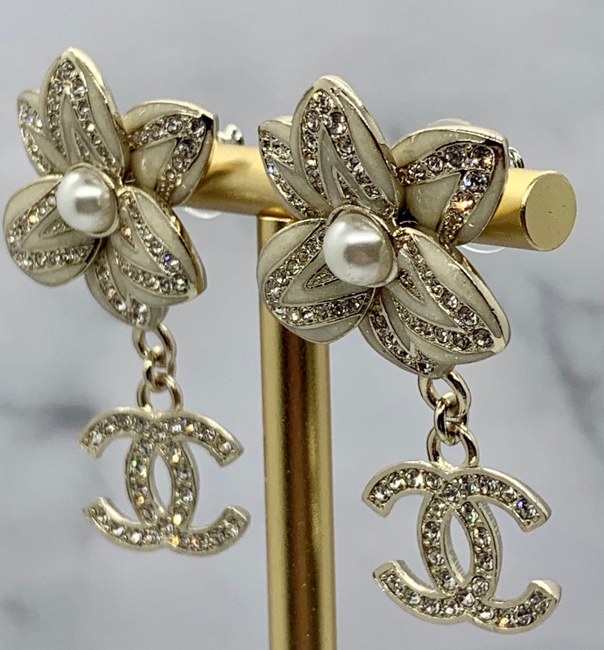 CHANEL CC Flower Pendant Earrings - Pre owned