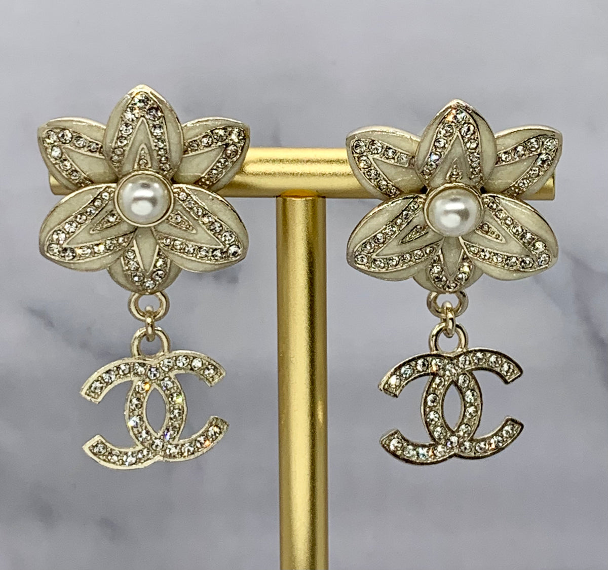 CHANEL CC Flower Pendant Earrings - Pre owned