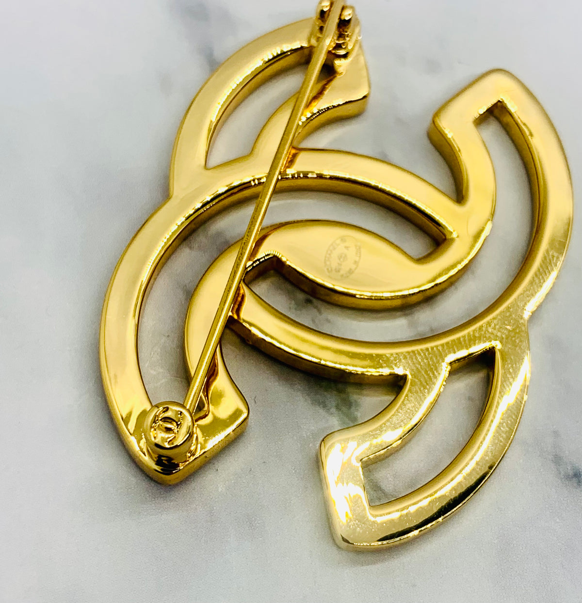 CHANEL CC White Trim Enamel Brooch Pin - Pre owned