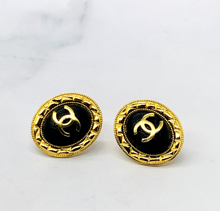 CHANEL CC Black Oval Earrings - Pre owned