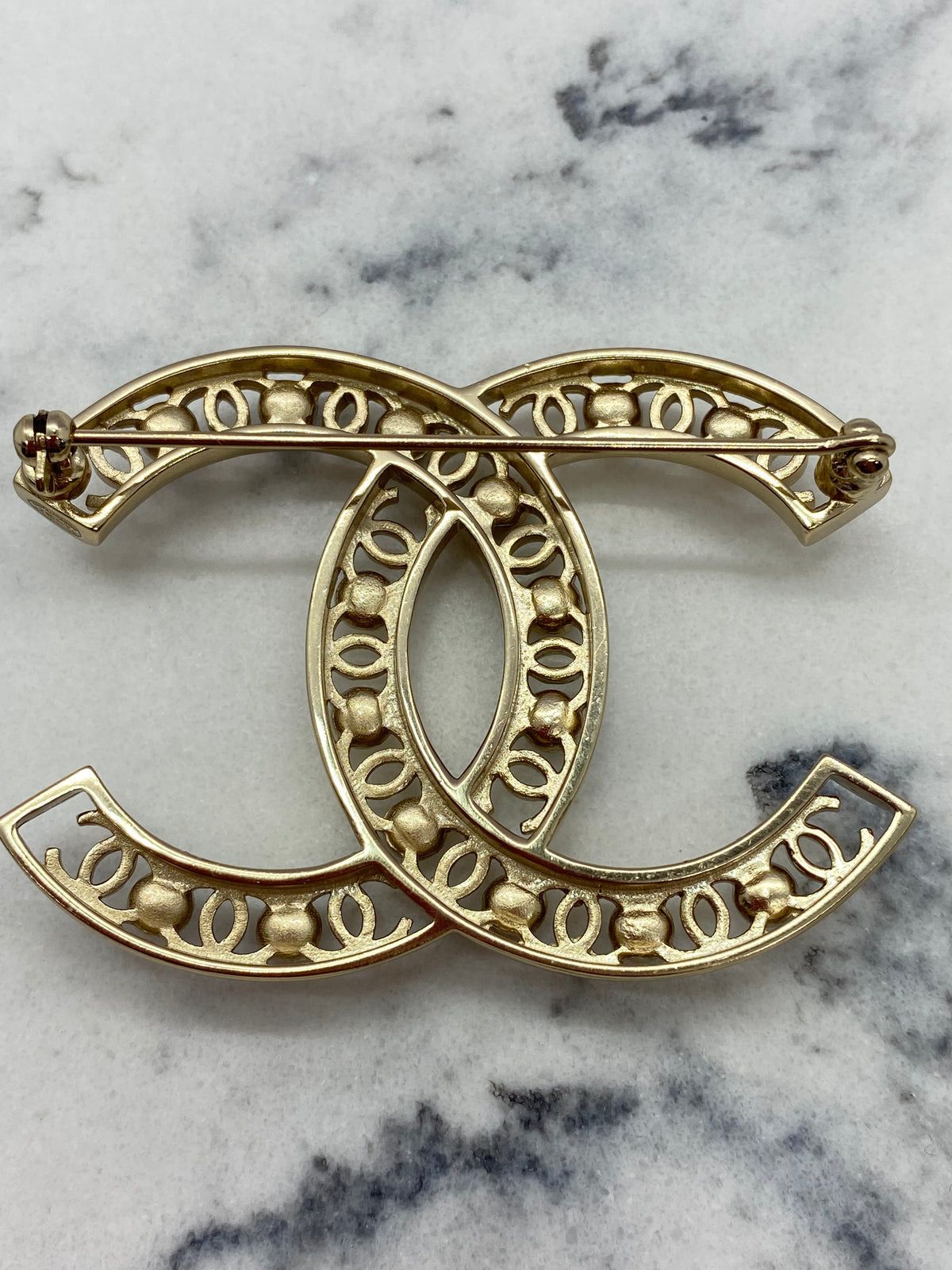 CHANEL CC Pearl Trim Brooch Pin - Pre owned