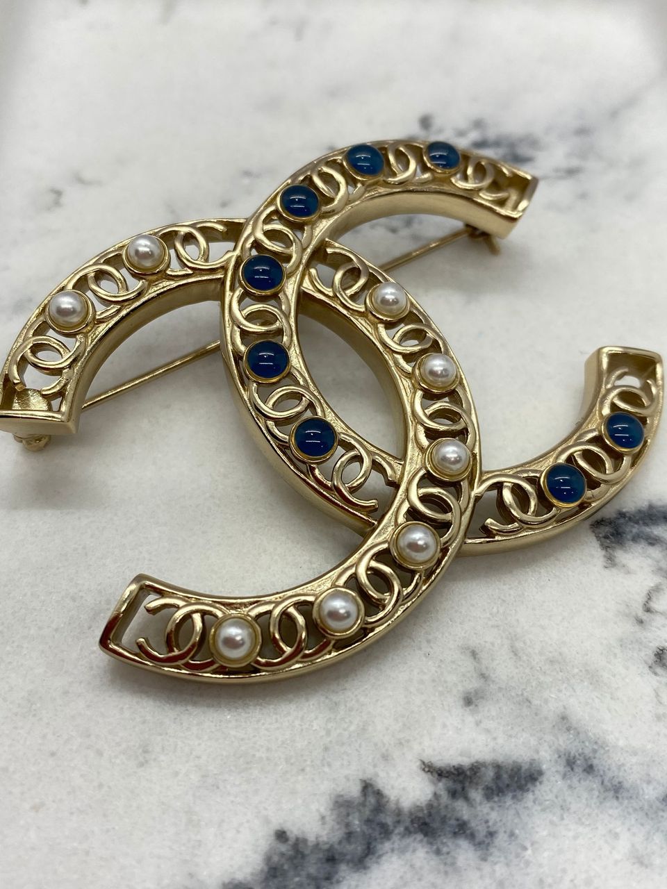 CHANEL CC Blue & Pearl Trim Brooch Pin - Pre owned