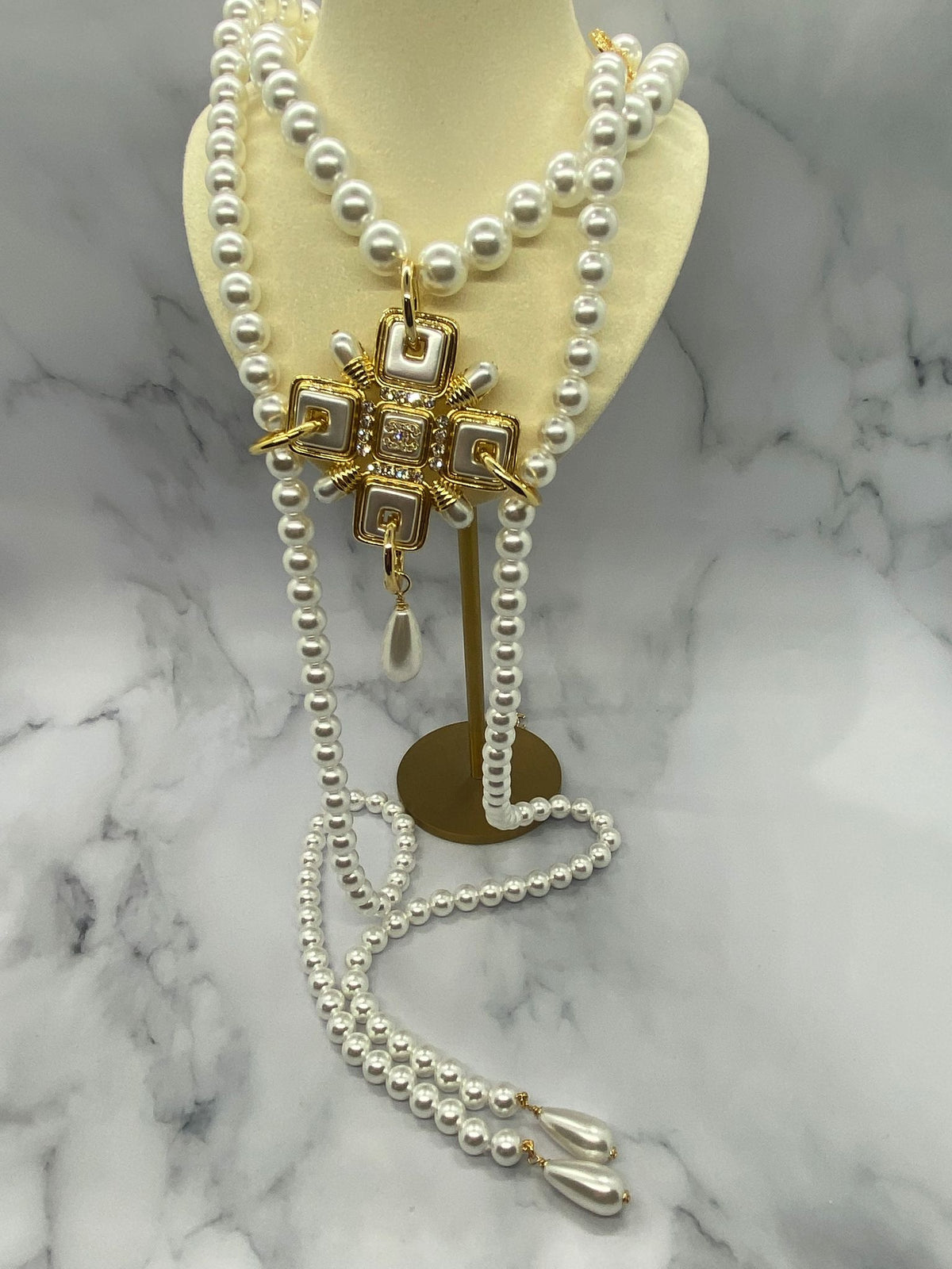 CHANEL CC Heavy Pearl Statement Necklace - Pre owned