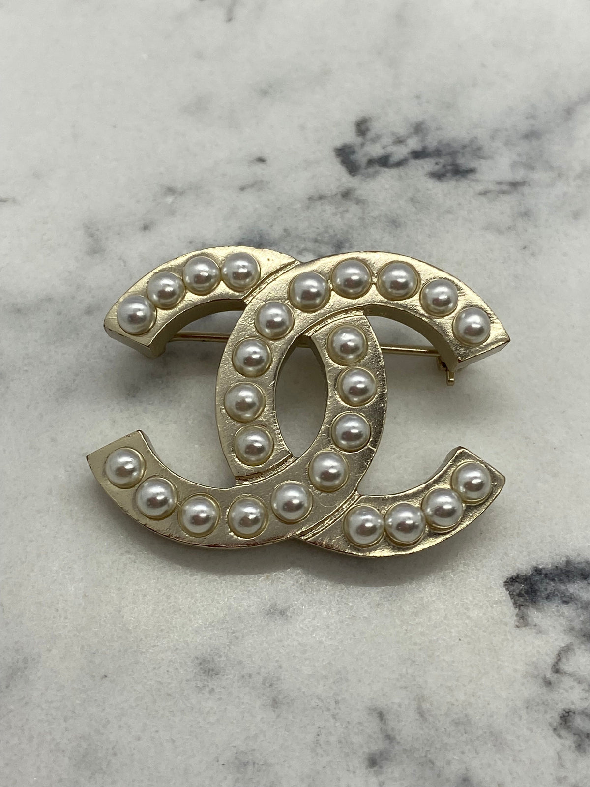 CHANEL CC Pale Gold Tone Pearl Trim Brooch Pin - Pre owned