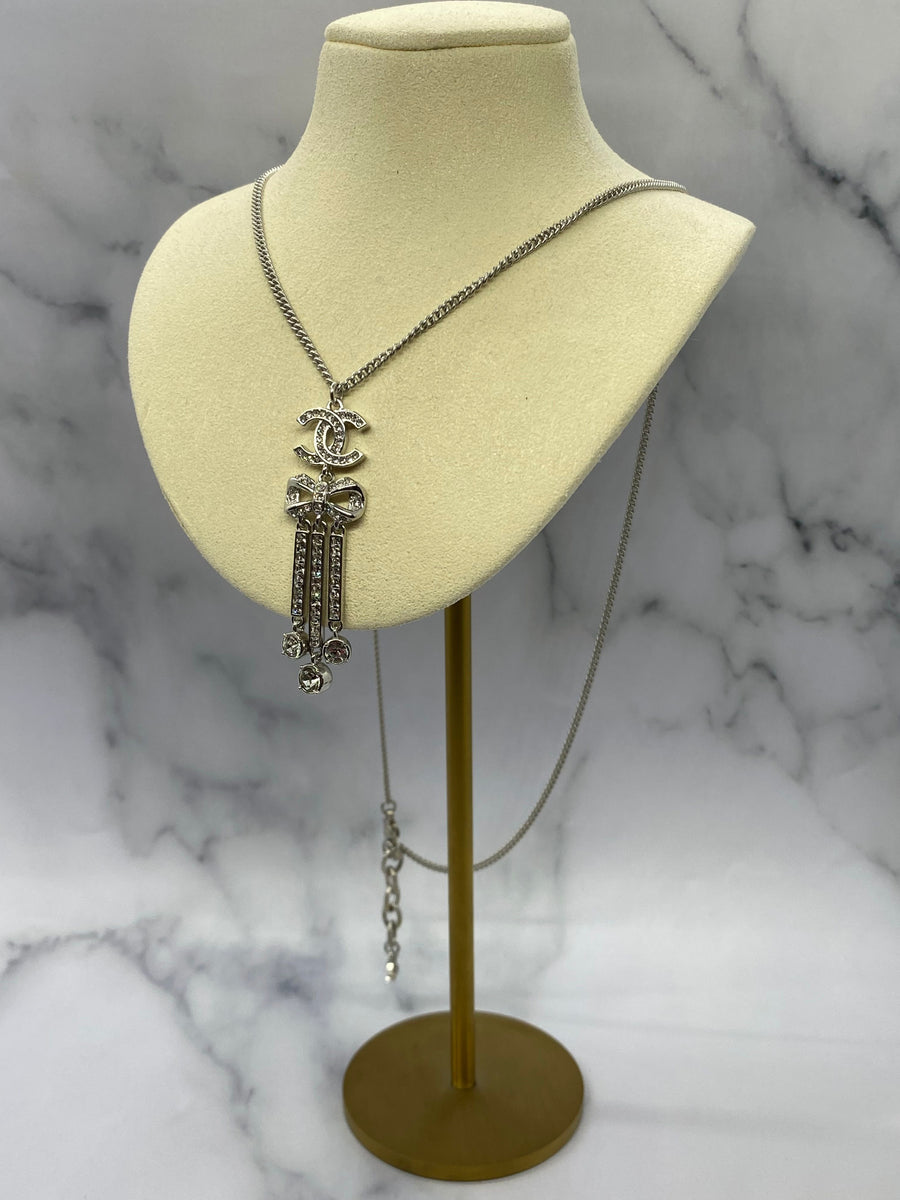 CHANEL CC 2018 Silver Tone Bow Rhinestone Necklace - Pre owned