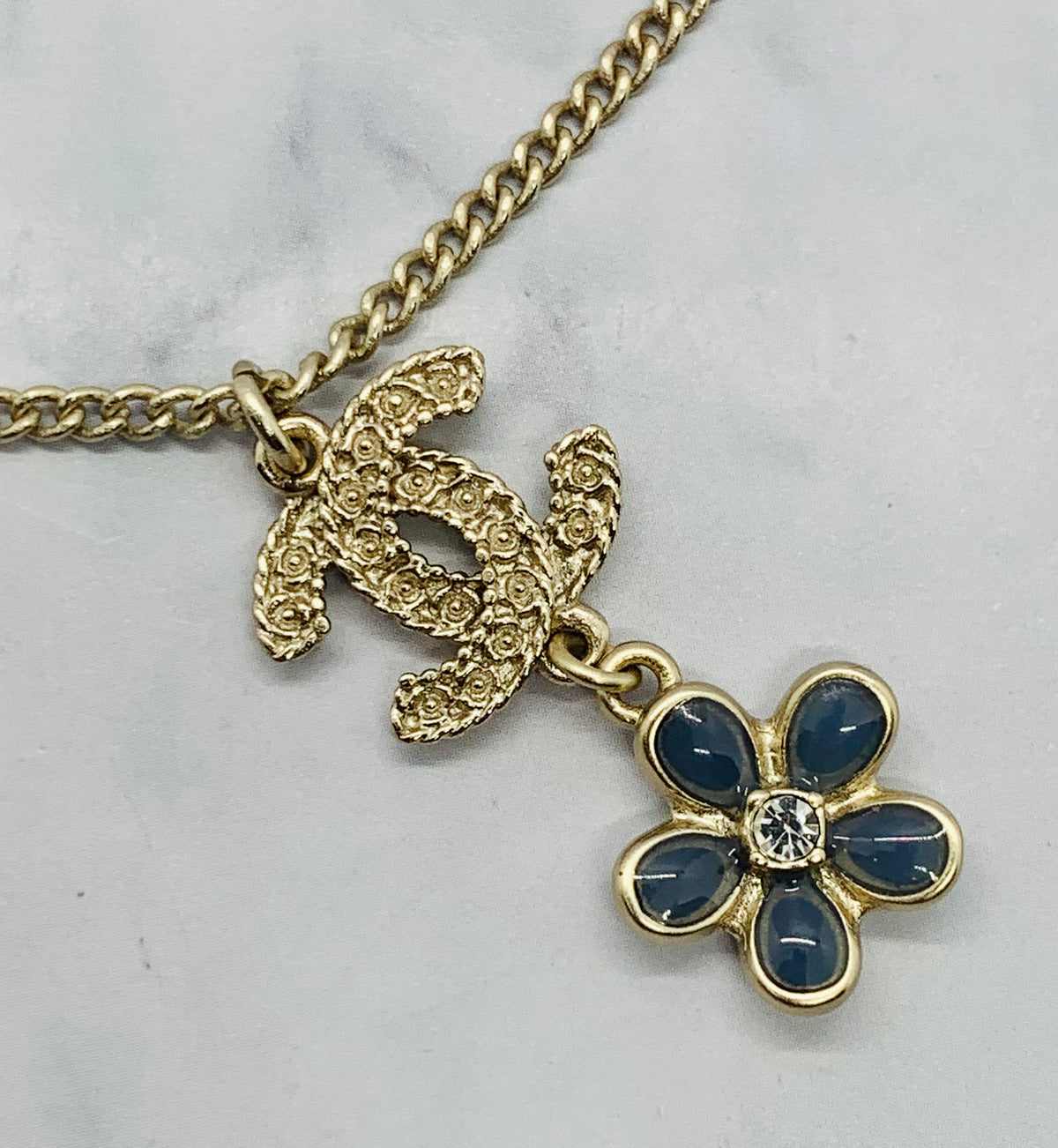 CHANEL CC 2017 Flower Pendant Necklace - Pre owned