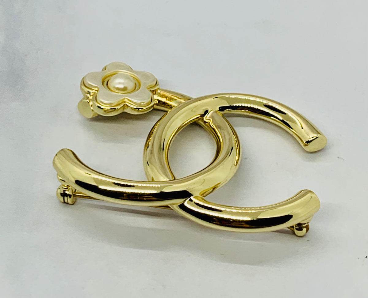 CHANEL CC 2018 Daisy Brooch Pin - Pre owned