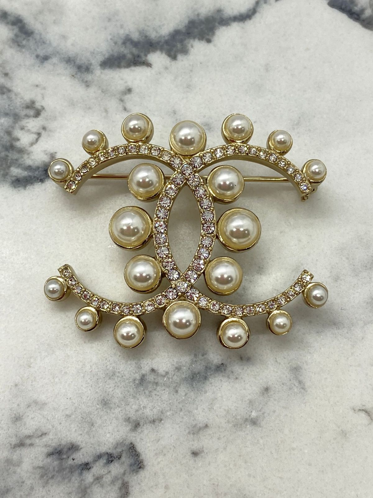 CHANEL CC Pearl Brooch Pin - Pre owned