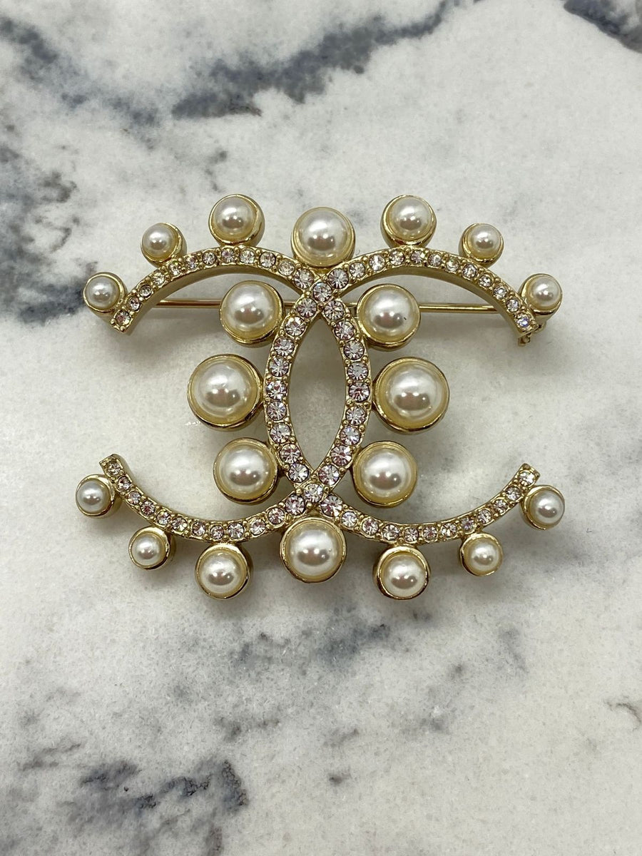CHANEL CC Pearl Brooch Pin - Pre owned