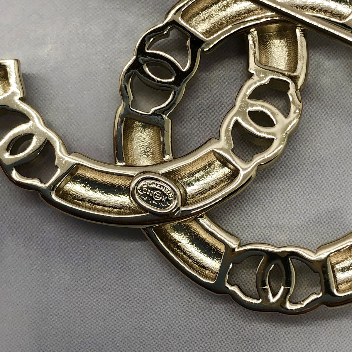 CHANEL CC Gold Tone Brooch Pin - Pre owned