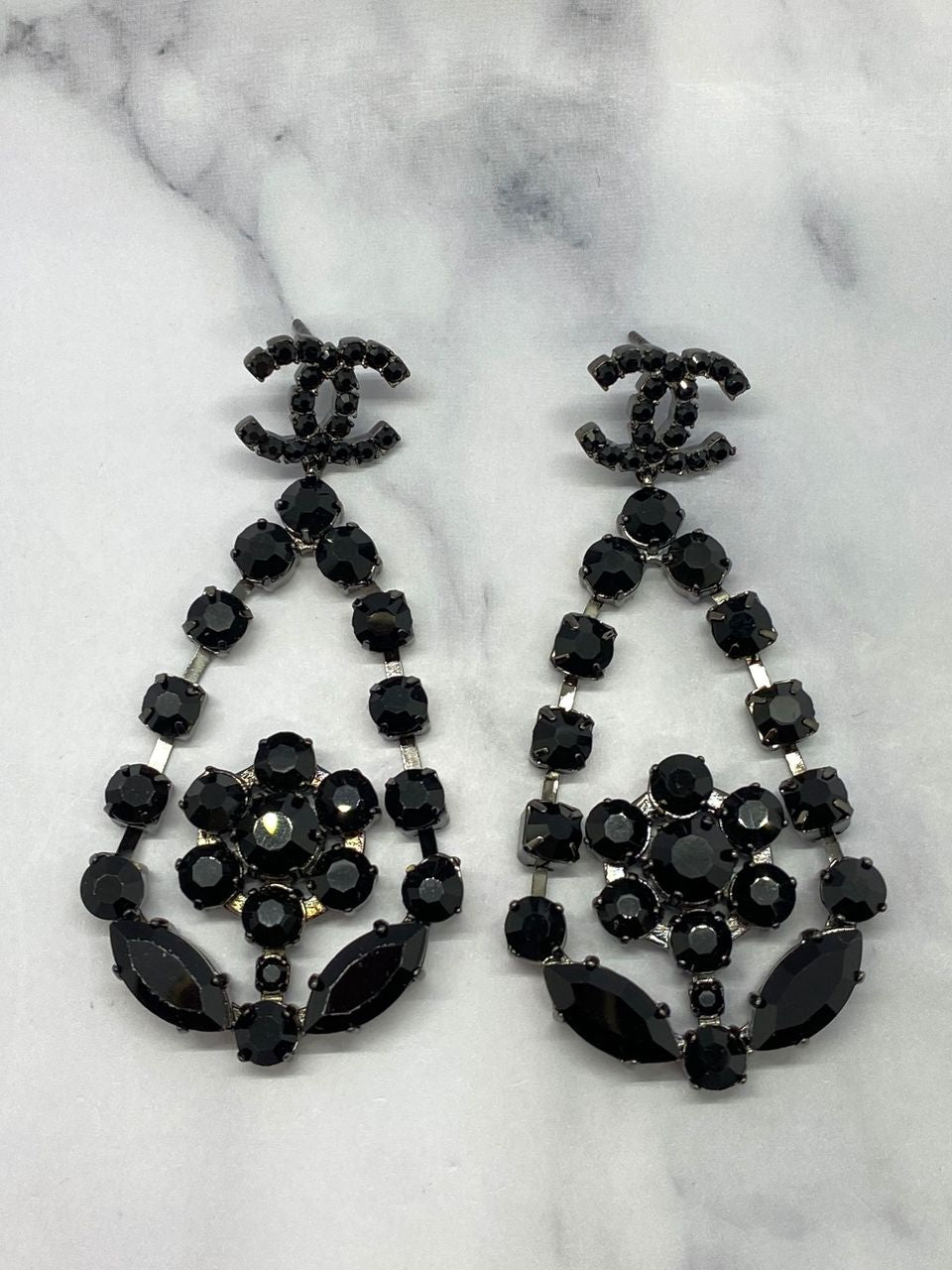 CHANEL CC Black Rhinestone Pendant Earrings - Pre owned / Z2591