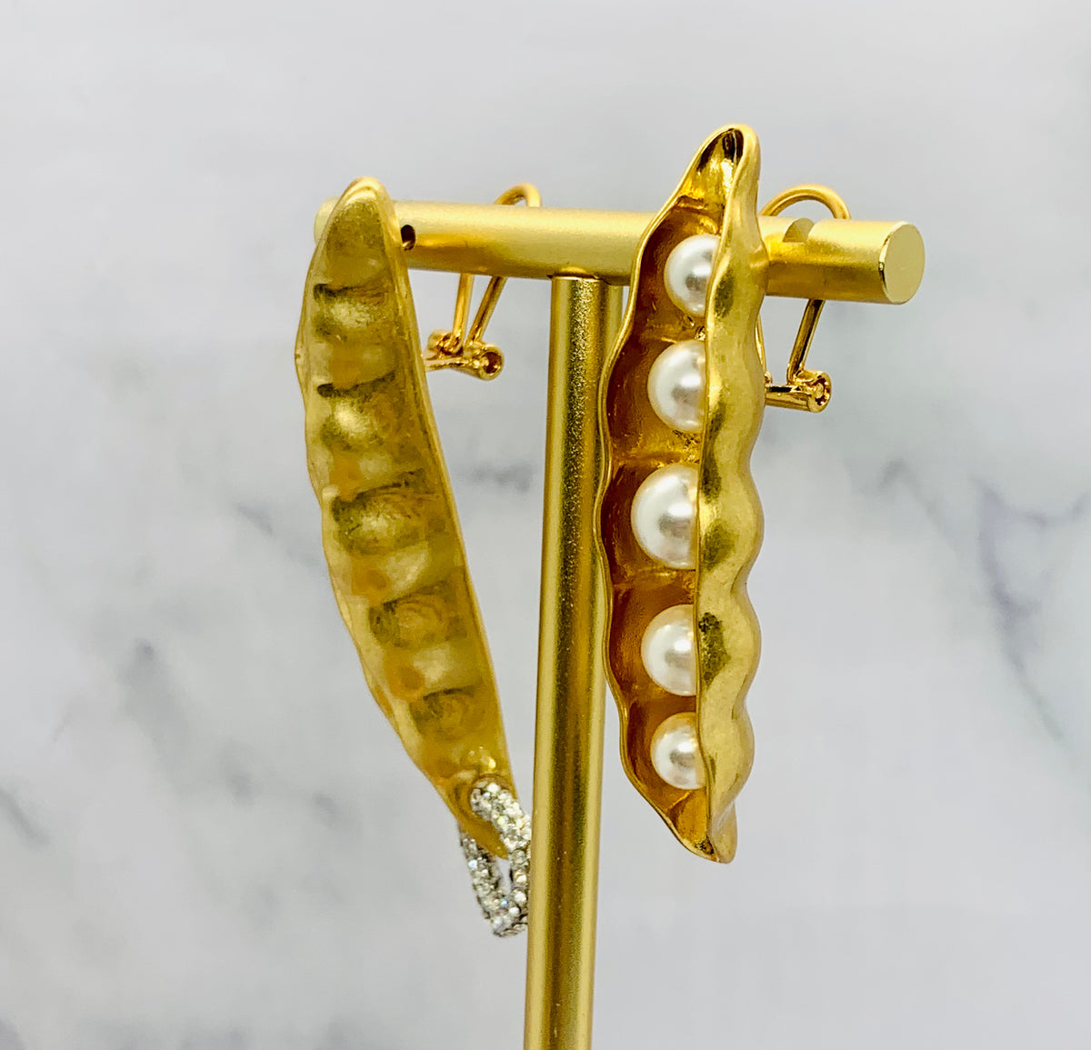 SCHIAPARELLI Statement Pearl Pea Pod Earrings - Pre owned