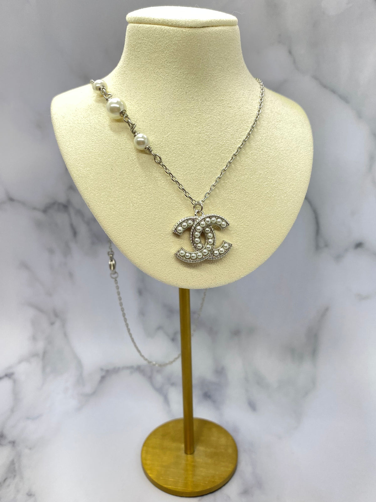 CHANEL CC 2018 Silver Tone Pearl Trim Necklace - Pre owned