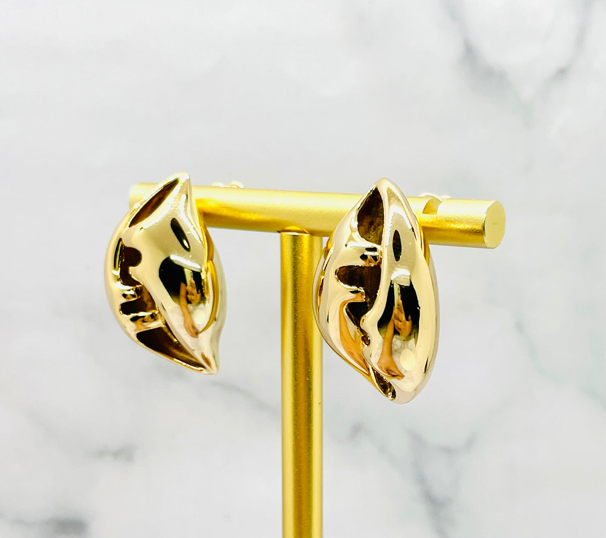 FENDI Shell Shaped Gold Tone Earrings - Pre owned