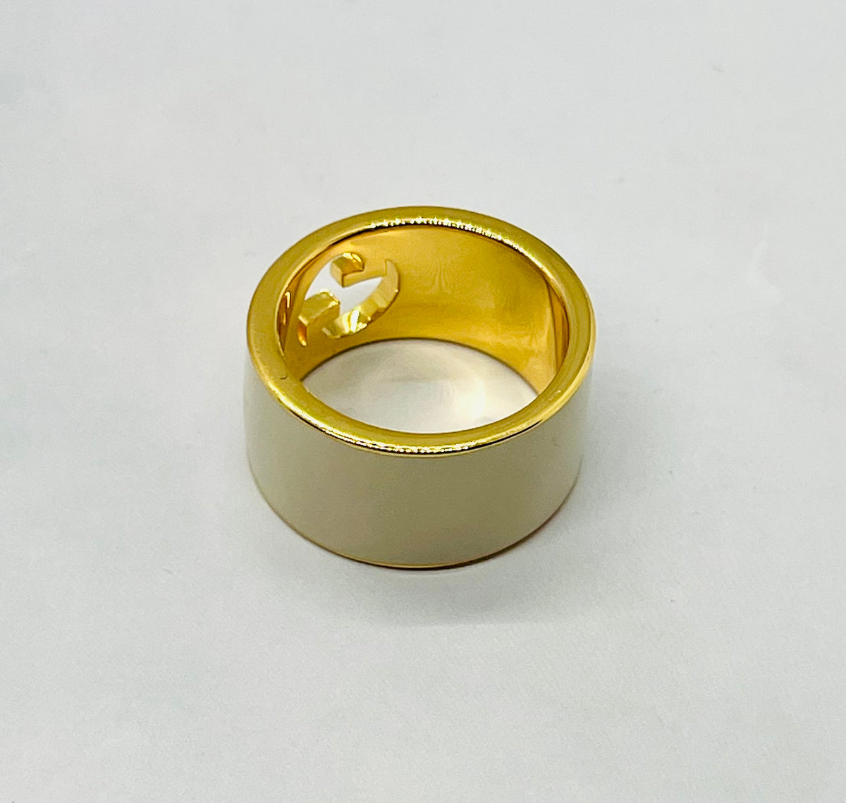 GUCCI Beige Enamel Monogram Ring Size 7.5 - Pre owned