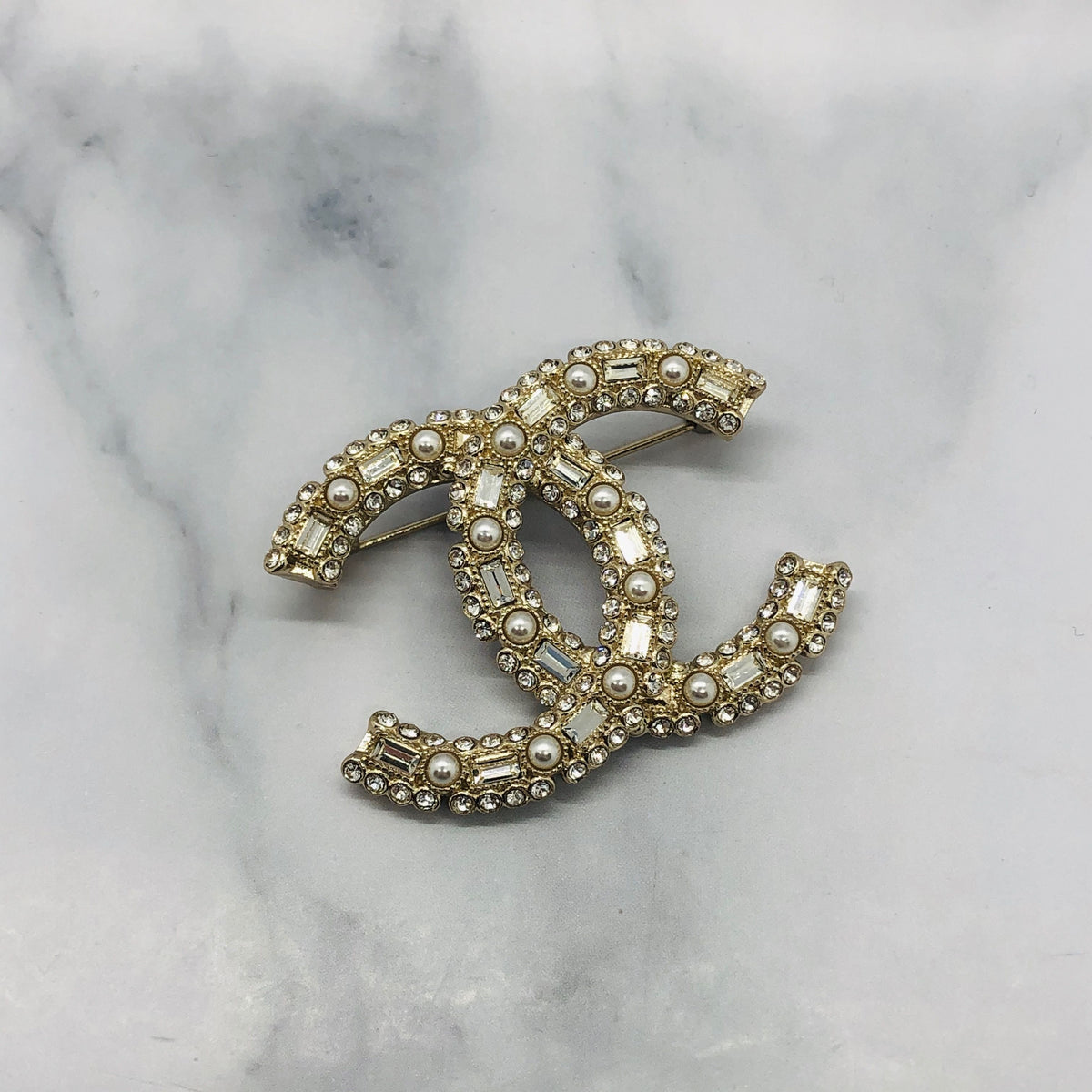 CHANEL CC Rhinestone & Pearl Trim Brooch Pin - Pre owned
