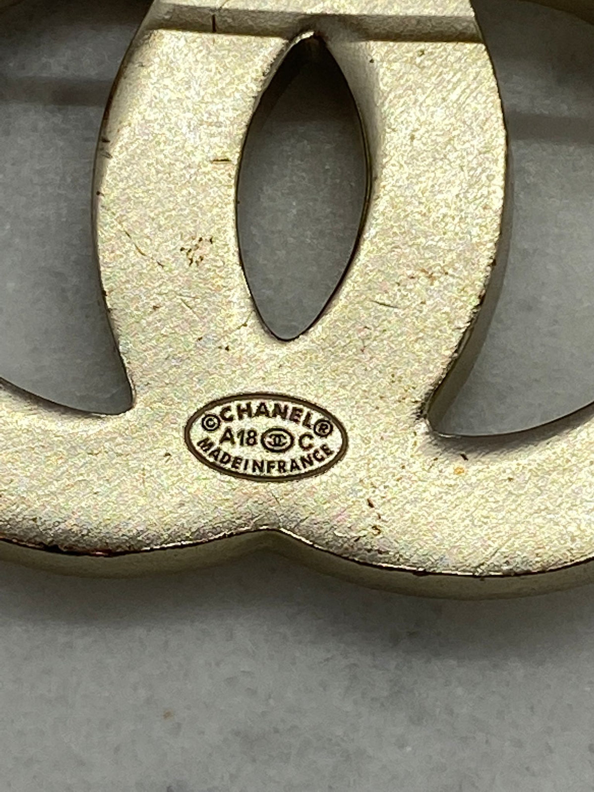 CHANEL CC Pale Gold Tone Pearl Trim Brooch Pin - Pre owned