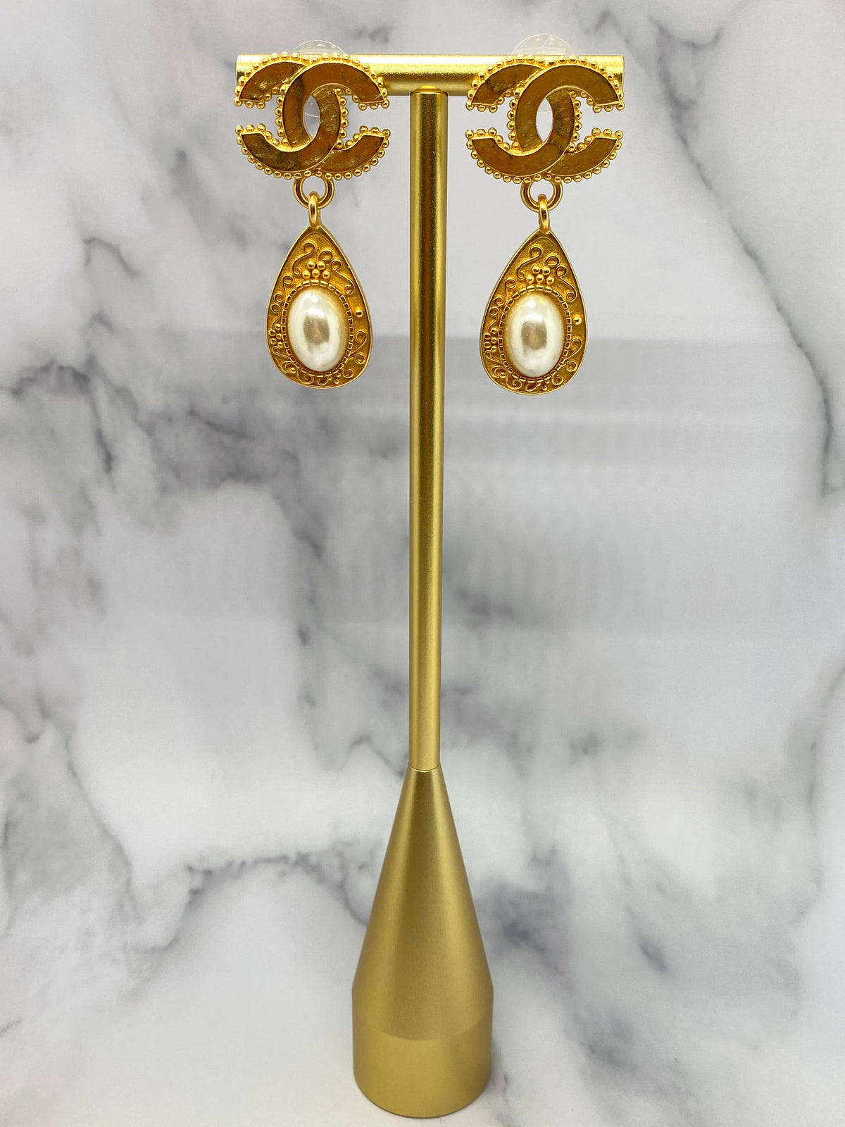 CHANEL CC VINTAGE Gold Tone Pearl Pendant Earrings - Pre owned