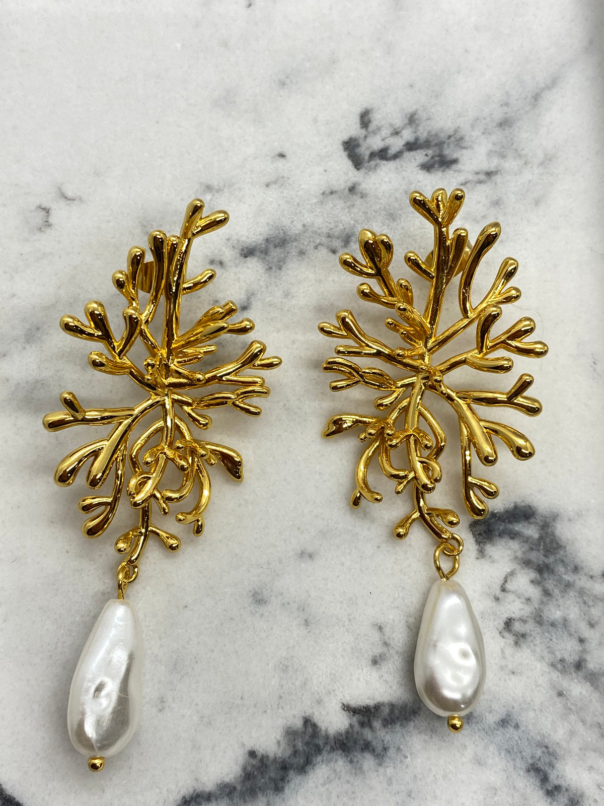 Auth WENS Gold Tone Coral Pearl Pendant Earrings - Pre owned / Y2334