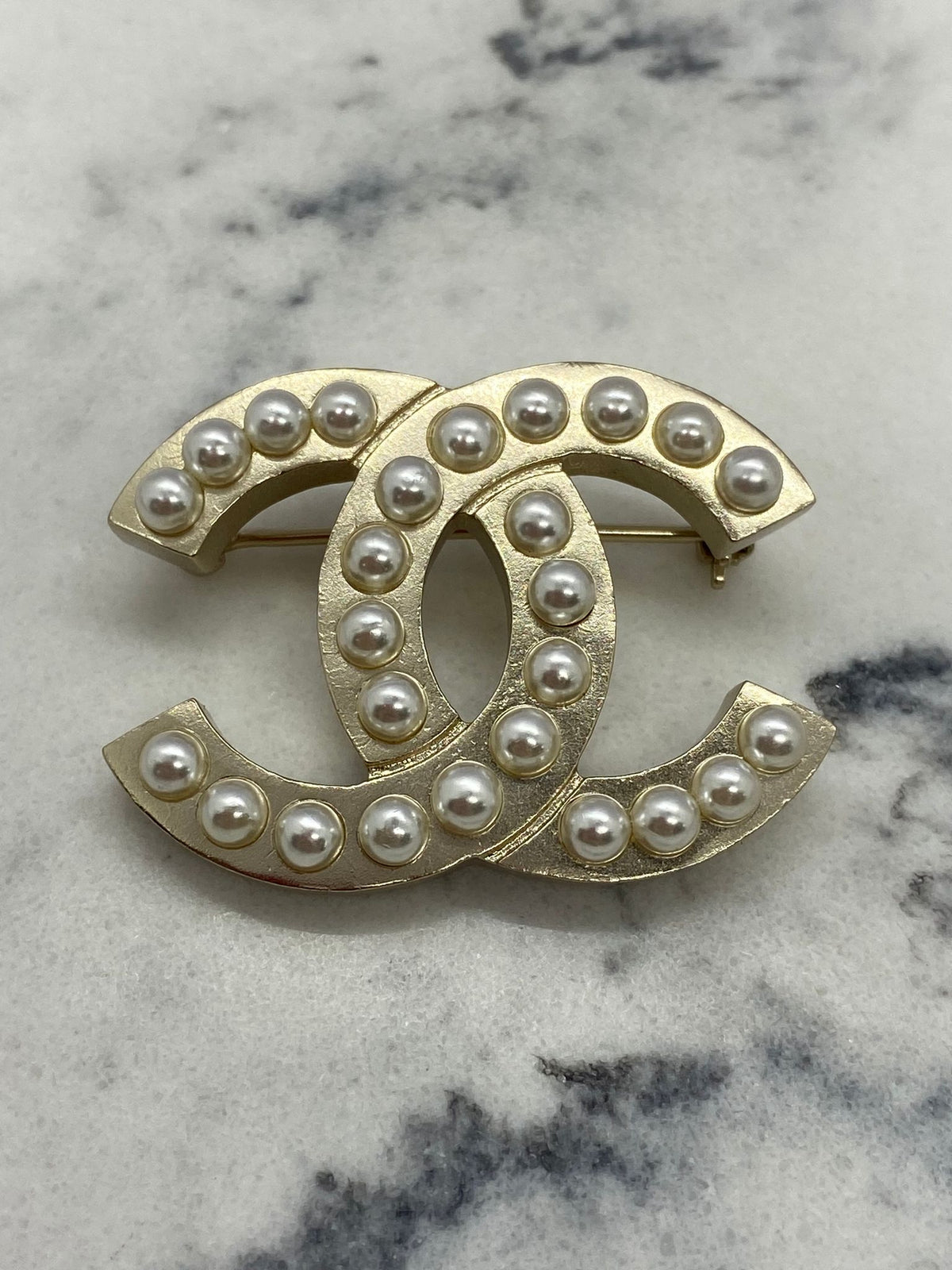 CHANEL CC Pale Gold Pearl Trim Brooch Pin - Pre owned
