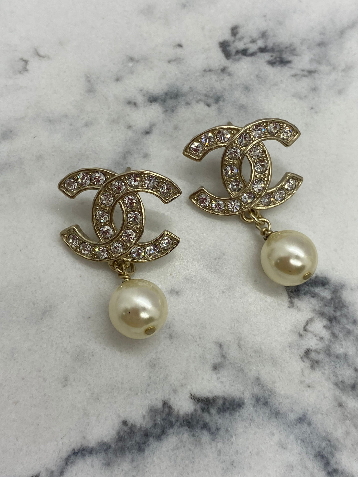 CHANEL CC Rhinestone Pearl Pendant Earrings - Pre owned