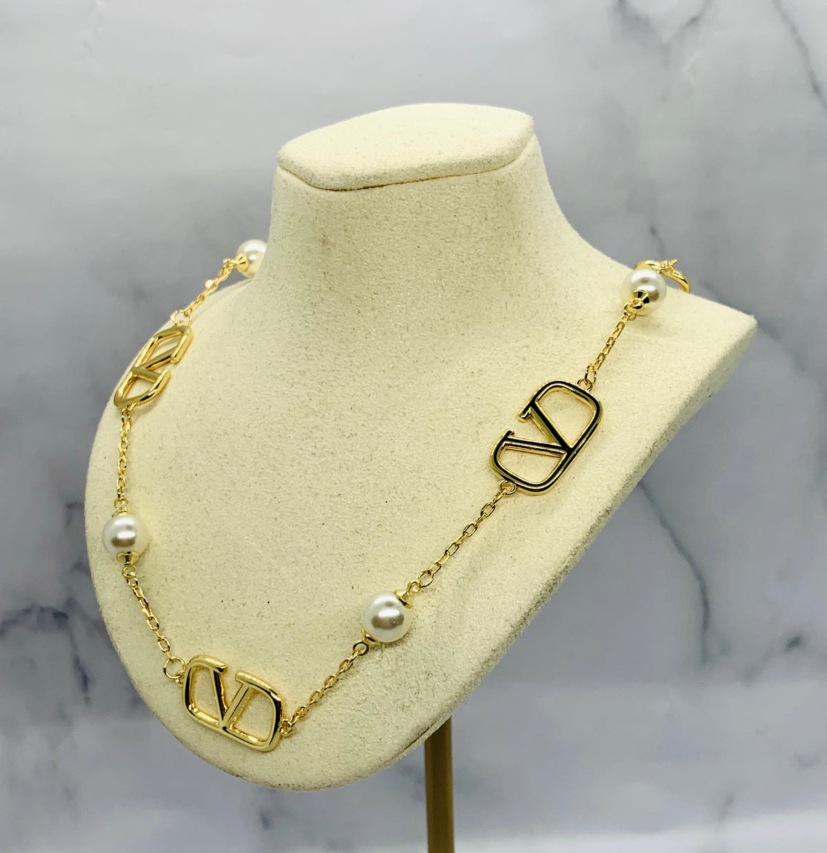 VALENTINO V Pearl Monogram Necklace - Pre owned