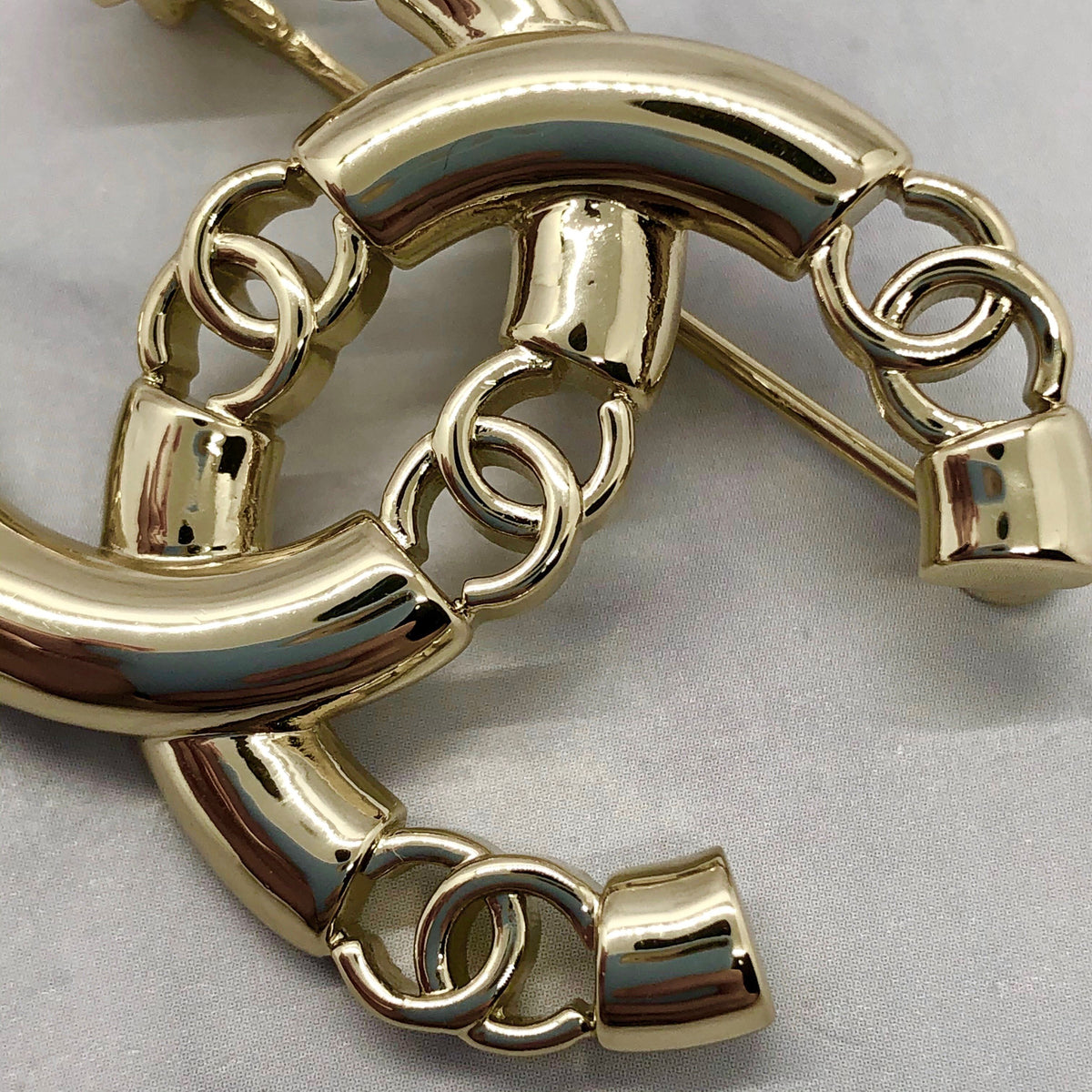 CHANEL CC Gold Tone Brooch Pin - Pre owned