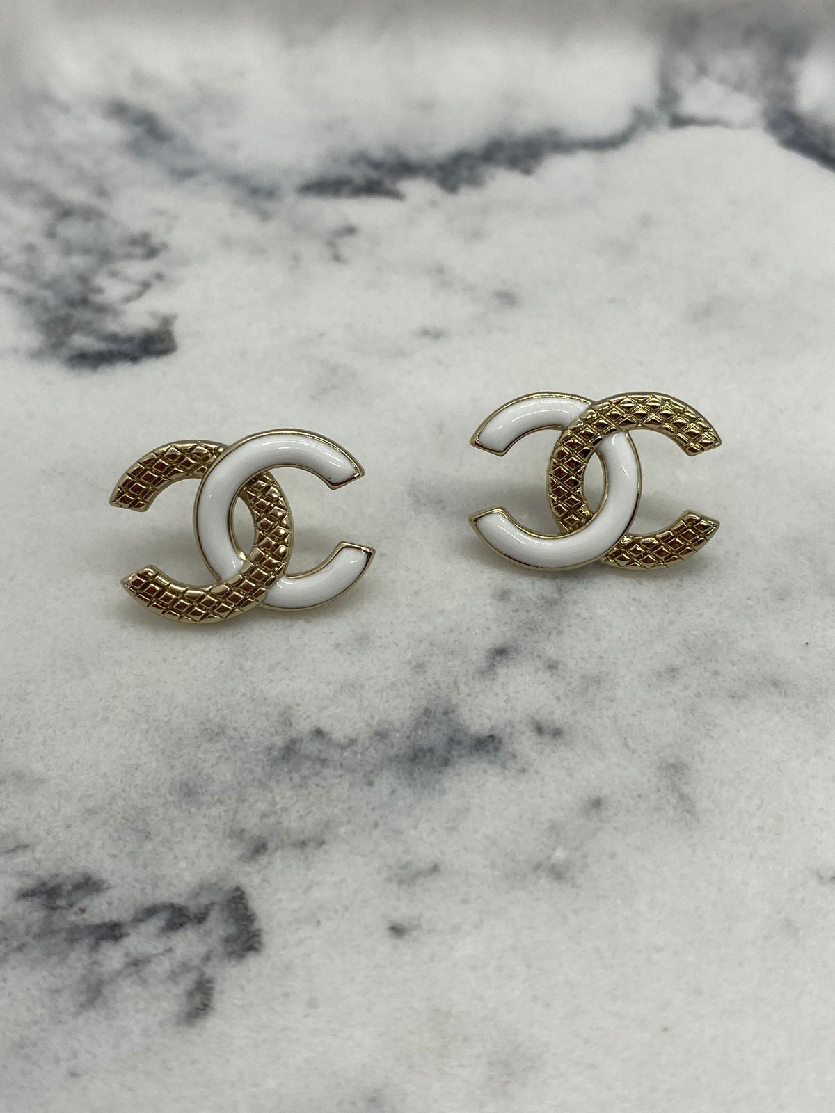 CHANEL CC White Tone Small Earrings - Pre owned